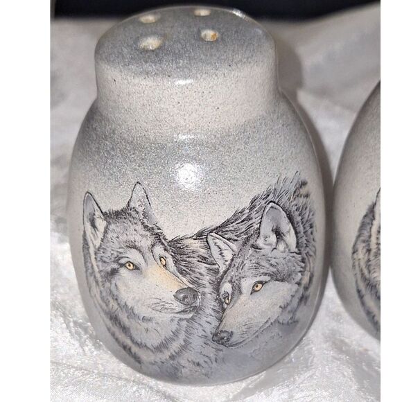Native Gray Wolves Salt & Pepper Shakers Ceramic Pottery Kitchen Utensil - Picture 3 of 13
